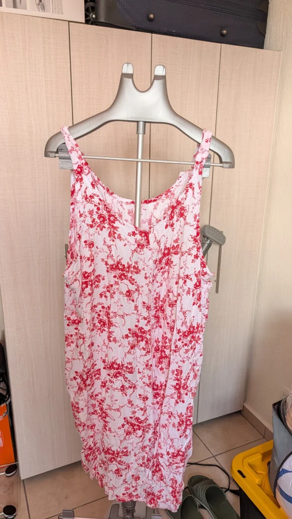 vestido con flores rojas
