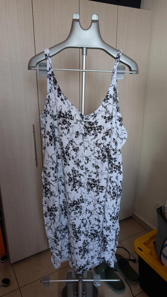 vestido con flores rojas