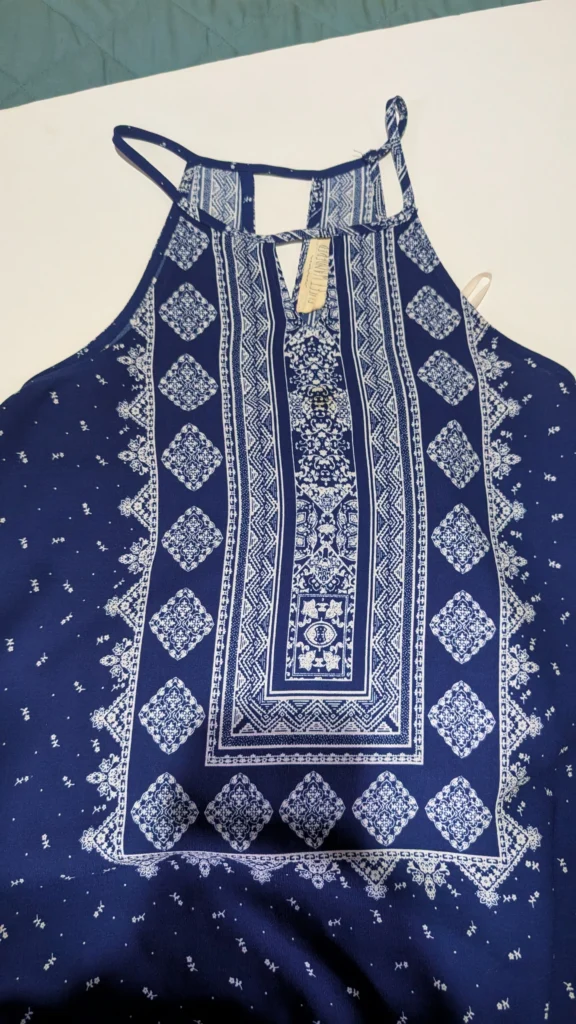 blusa azulcon textura hippie blanca
